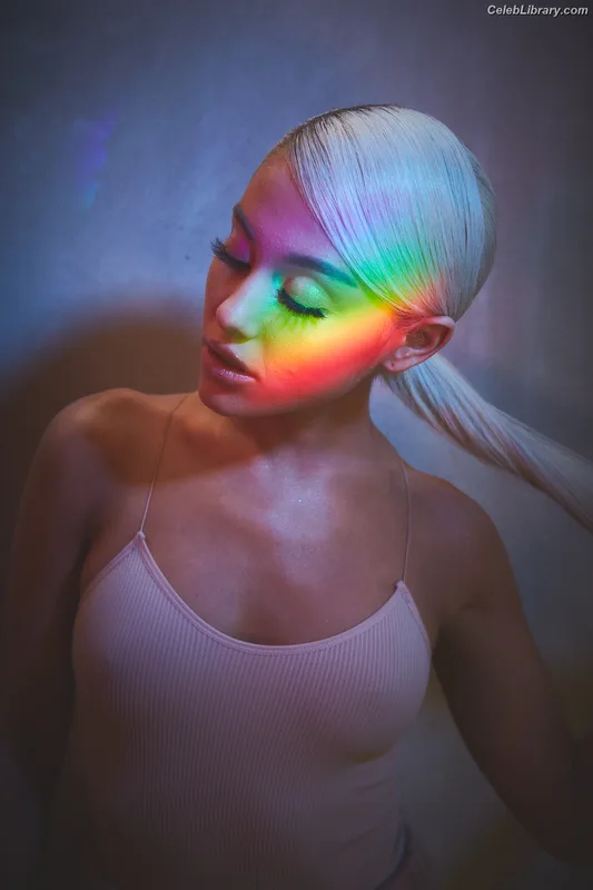 Ariana Grande photo 6 of 3118