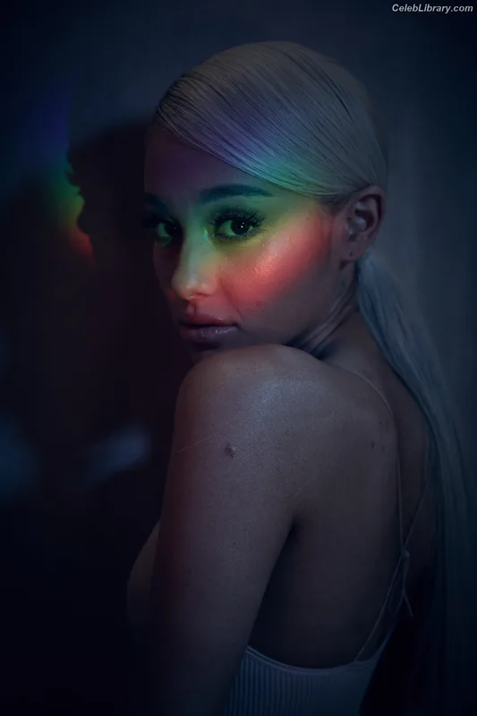 Ariana Grande photo 7 of 3118