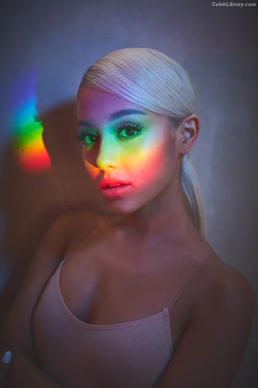 Ariana Grande photo 8 of 3118