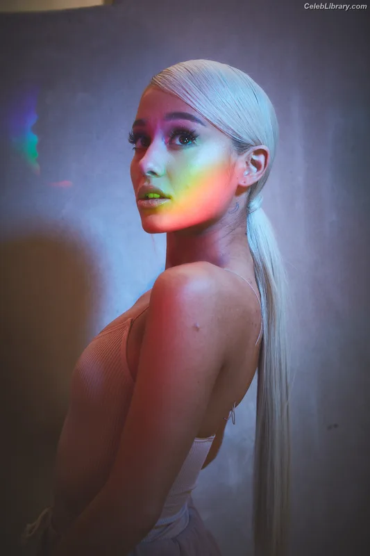 Ariana Grande photo 9 of 3118
