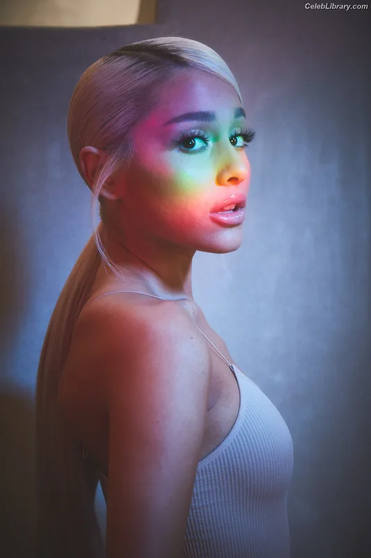 Ariana Grande photo 10 of 3118