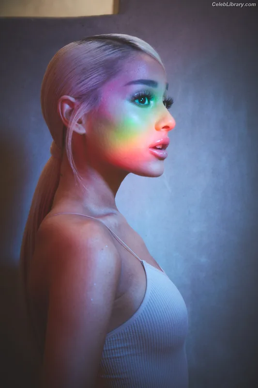 Ariana Grande photo 11 of 3118