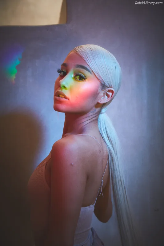 Ariana Grande photo 12 of 3118