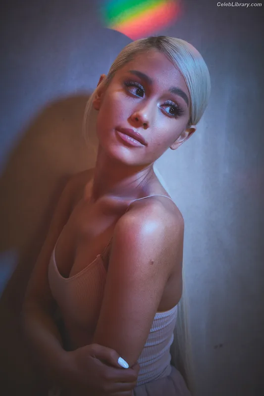 Ariana Grande photo 13 of 3118