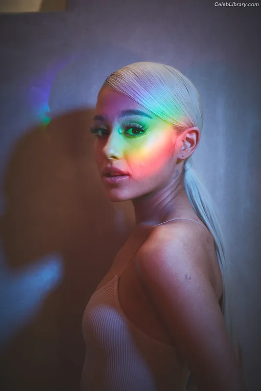 Ariana Grande photo 14 of 3118