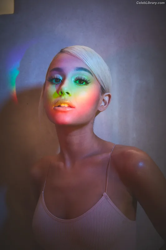 Ariana Grande photo 15 of 3118