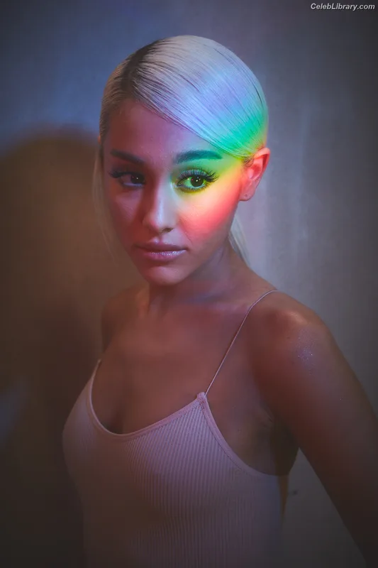 Ariana Grande photo 16 of 3118