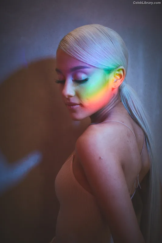 Ariana Grande photo 17 of 3118