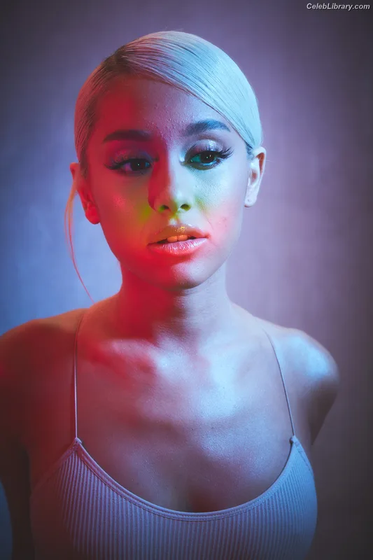 Ariana Grande photo 18 of 3118