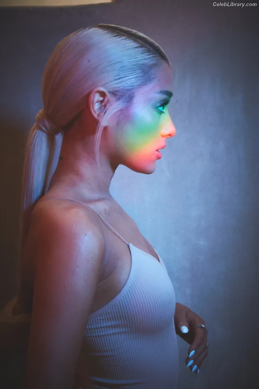 Ariana Grande photo 19 of 3118
