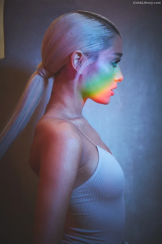 Ariana Grande photo 20 of 3118