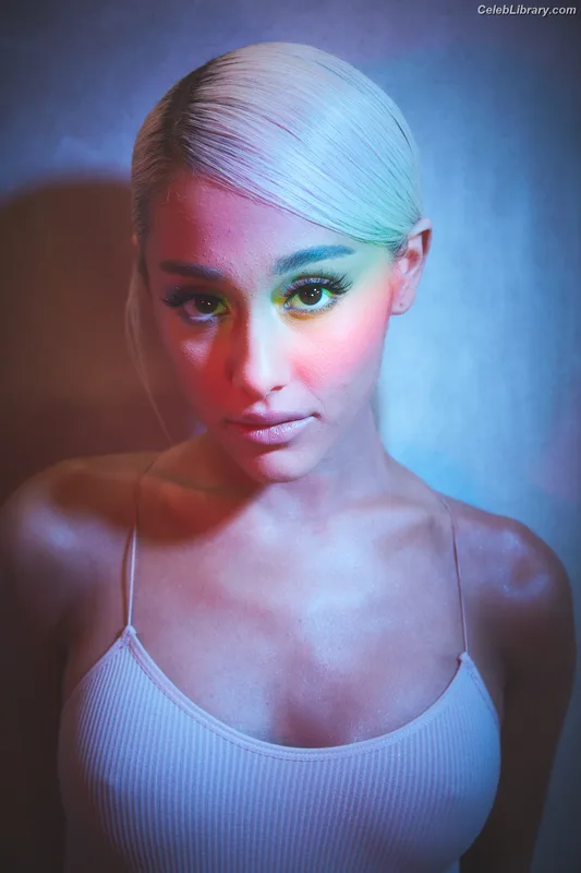 Ariana Grande photo 21 of 3118