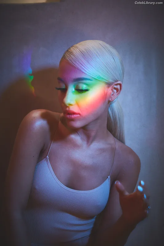 Ariana Grande photo 23 of 3118