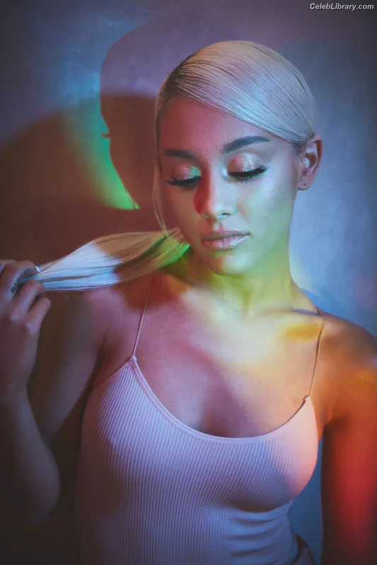 Ariana Grande photo 24 of 3118