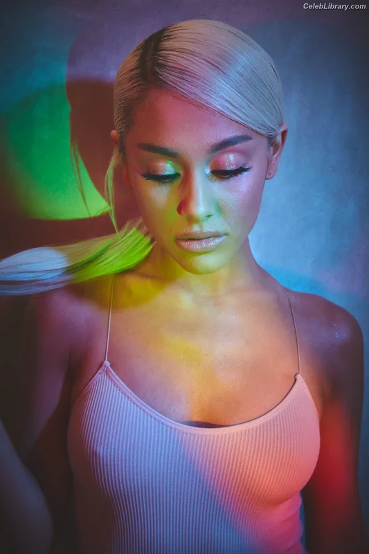 Ariana Grande photo 1 of 3118