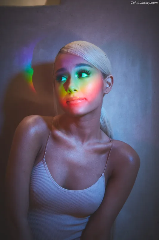 Ariana Grande photo 2 of 3118
