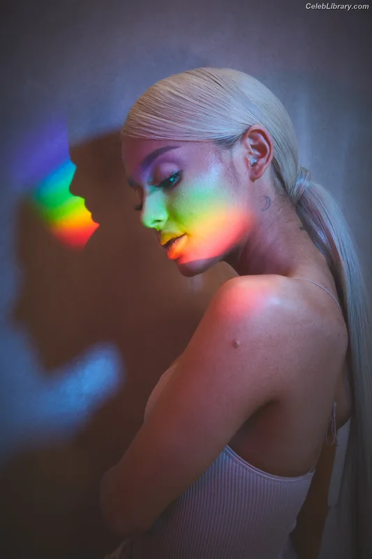 Ariana Grande photo 3 of 3118