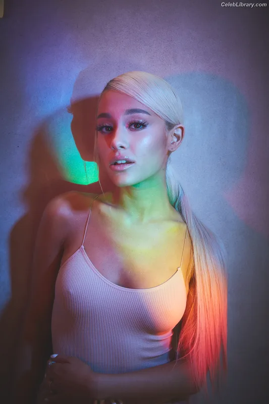 Ariana Grande photo 4 of 3118