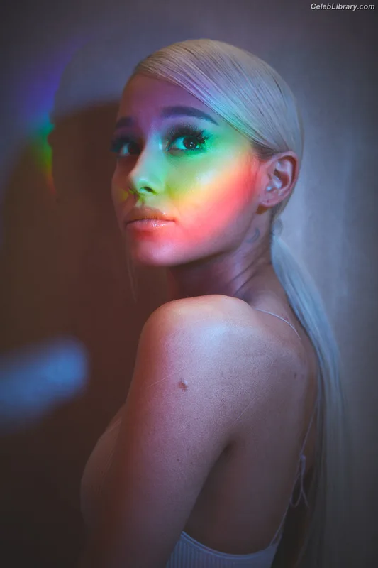 Ariana Grande photo 5 of 3118
