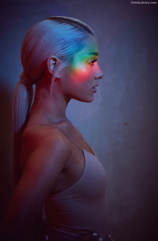 Ariana Grande photo 7 of 3118