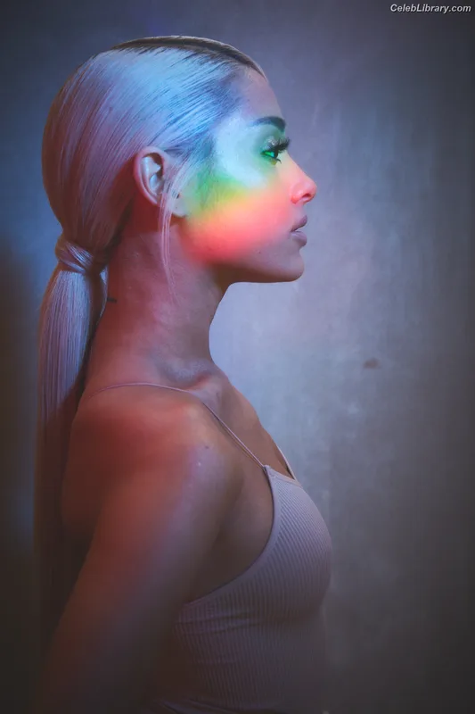 Ariana Grande photo 8 of 3118