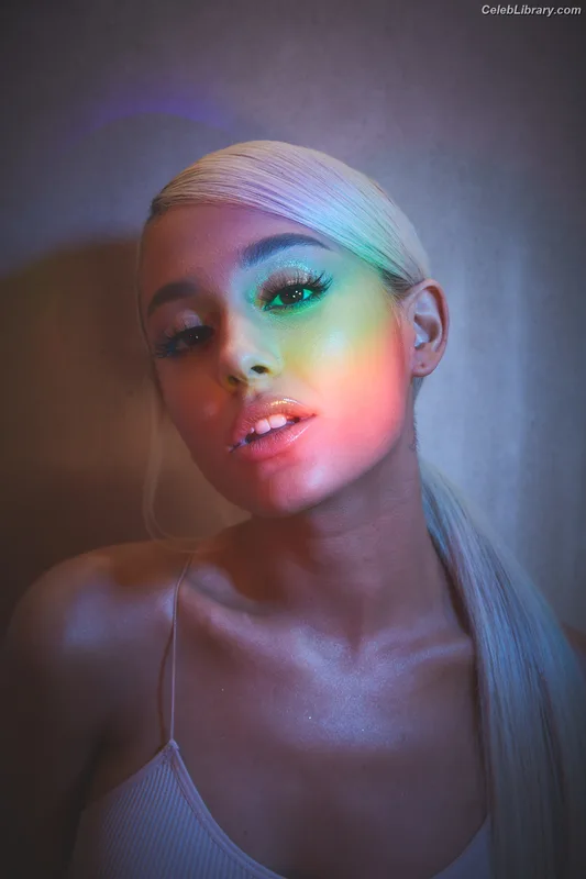 Ariana Grande photo 9 of 3118