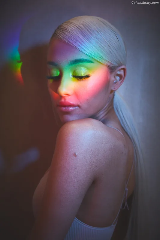 Ariana Grande photo 10 of 3118