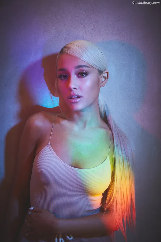 Ariana Grande photo 11 of 3118