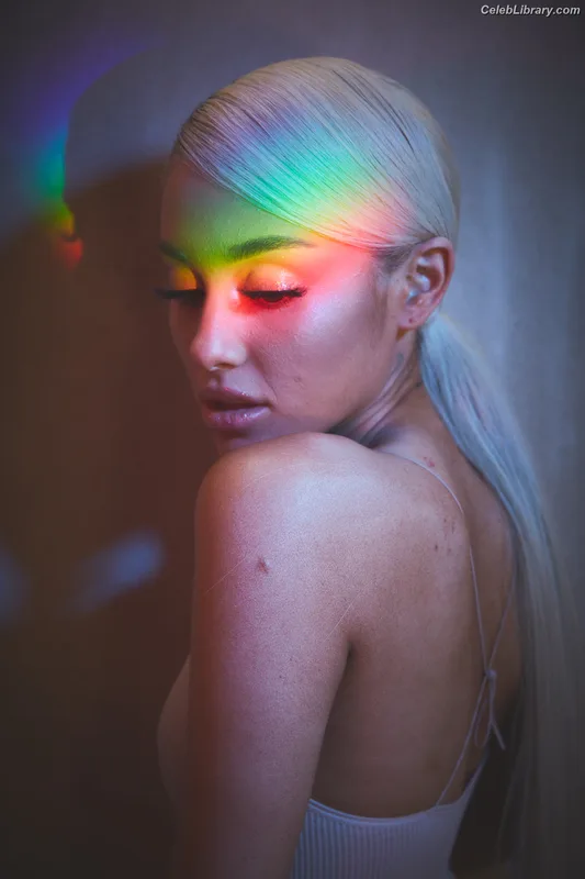 Ariana Grande photo 12 of 3118
