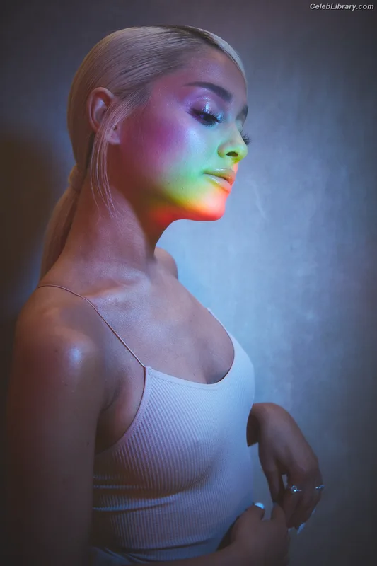 Ariana Grande photo 13 of 3118