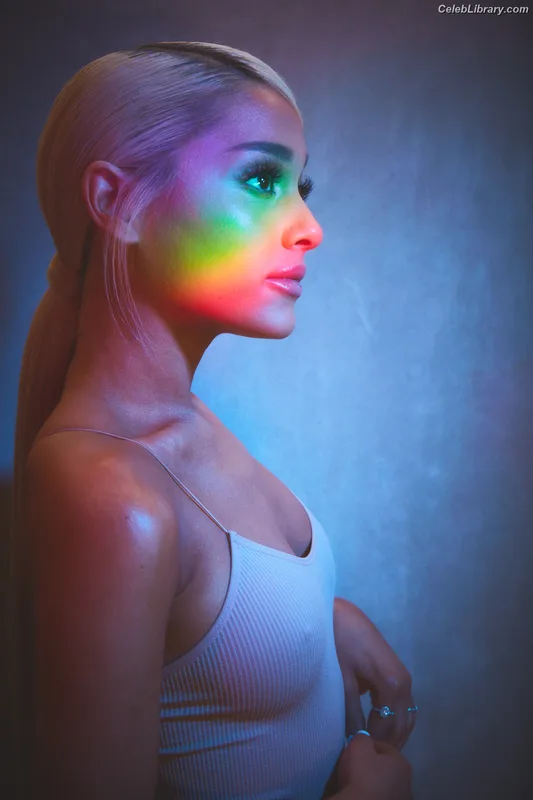 Ariana Grande photo 14 of 3118