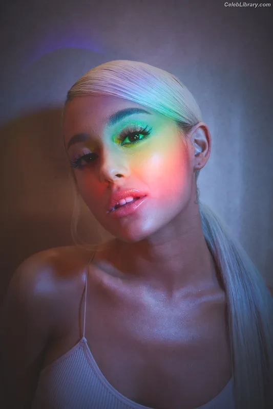 Ariana Grande photo 15 of 3118