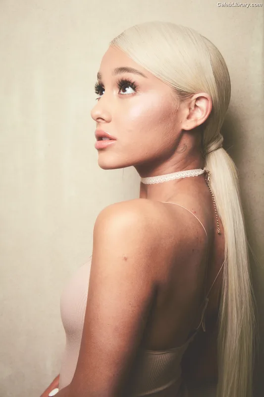 Ariana Grande photo 18 of 3118