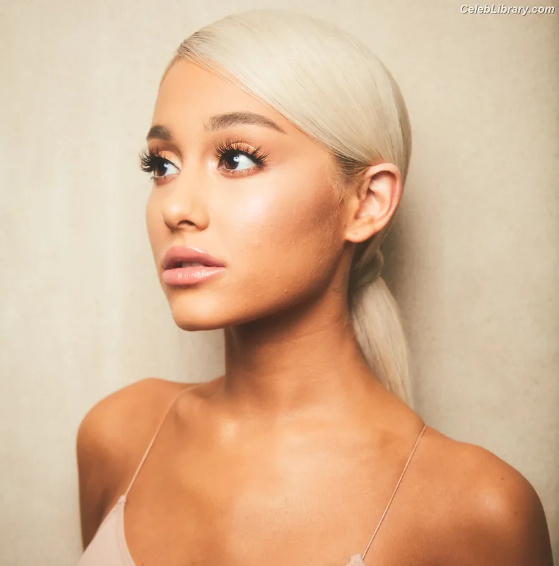 Ariana Grande photo 19 of 3118