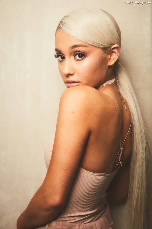 Ariana Grande photo 22 of 3118