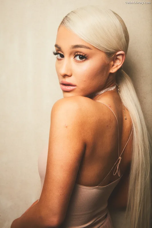Ariana Grande photo 23 of 3118