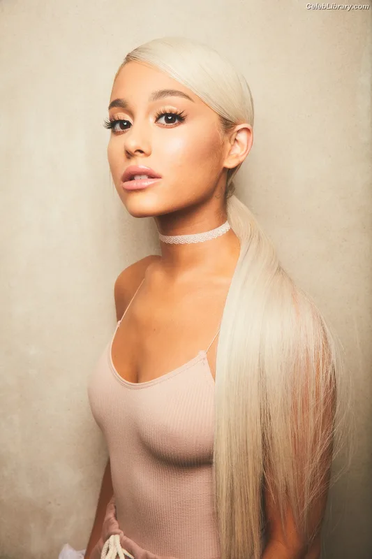 Ariana Grande photo 3 of 3118
