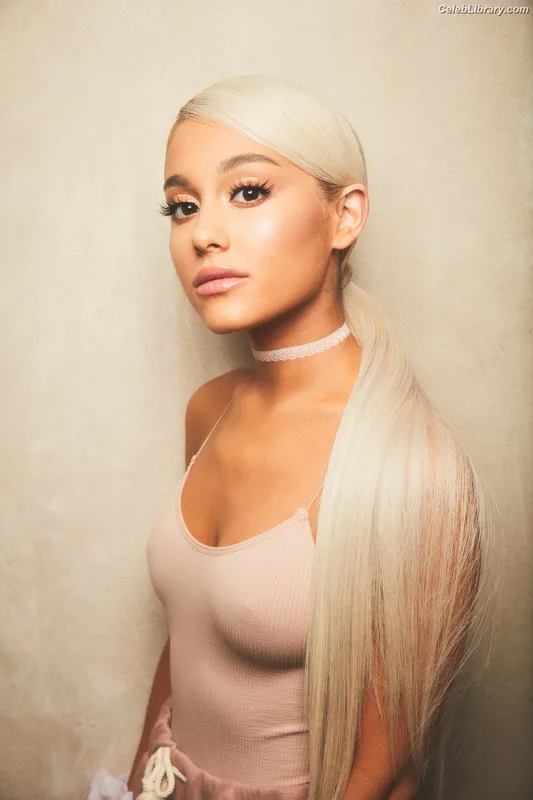 Ariana Grande photo 5 of 3118