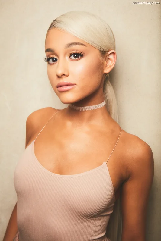 Ariana Grande photo 6 of 3118