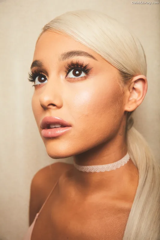 Ariana Grande photo 12 of 3118