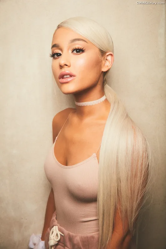 Ariana Grande photo 14 of 3118