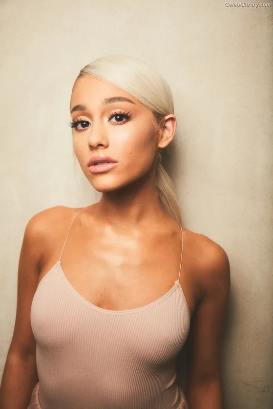 Ariana Grande photo 17 of 3118
