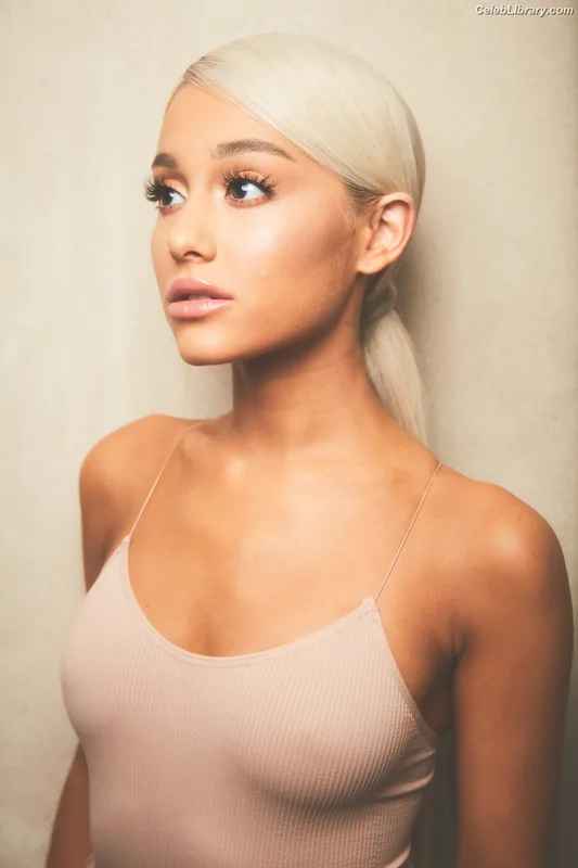 Ariana Grande photo 19 of 3118