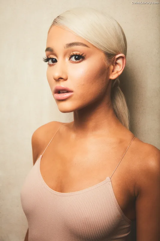 Ariana Grande photo 2 of 3118
