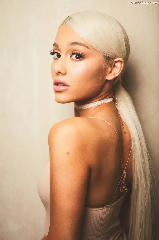 Ariana Grande photo 4 of 3118