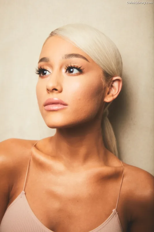 Ariana Grande photo 6 of 3118