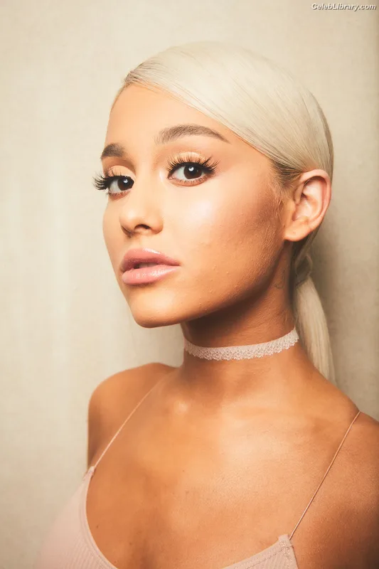 Ariana Grande photo 9 of 3118