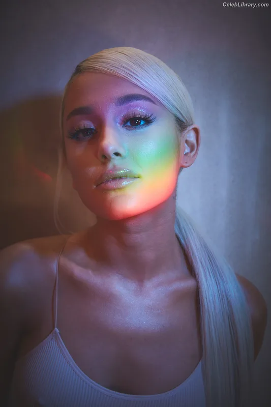 Ariana Grande photo 12 of 3118