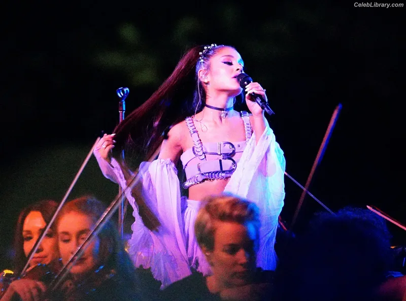 Ariana Grande photo 15 of 3118