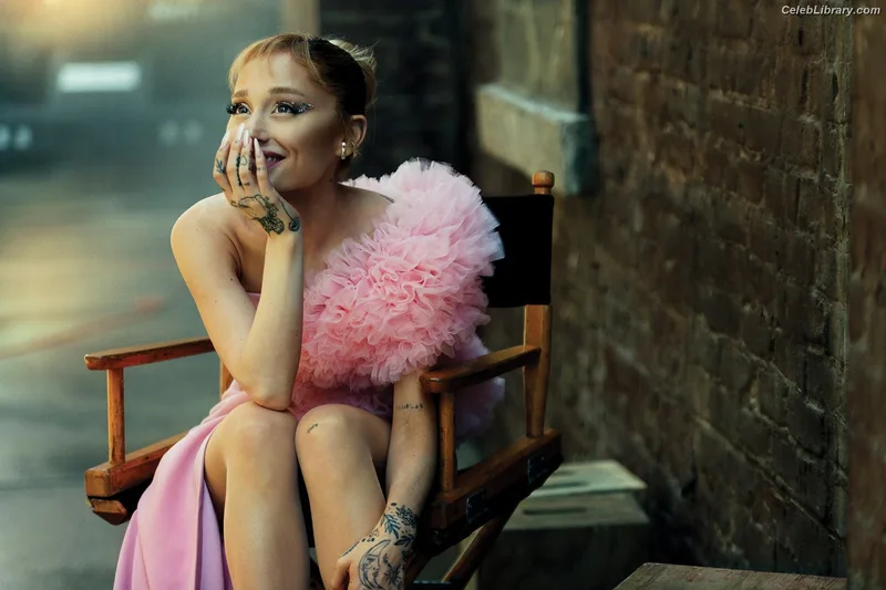 Ariana Grande photo 20 of 3118